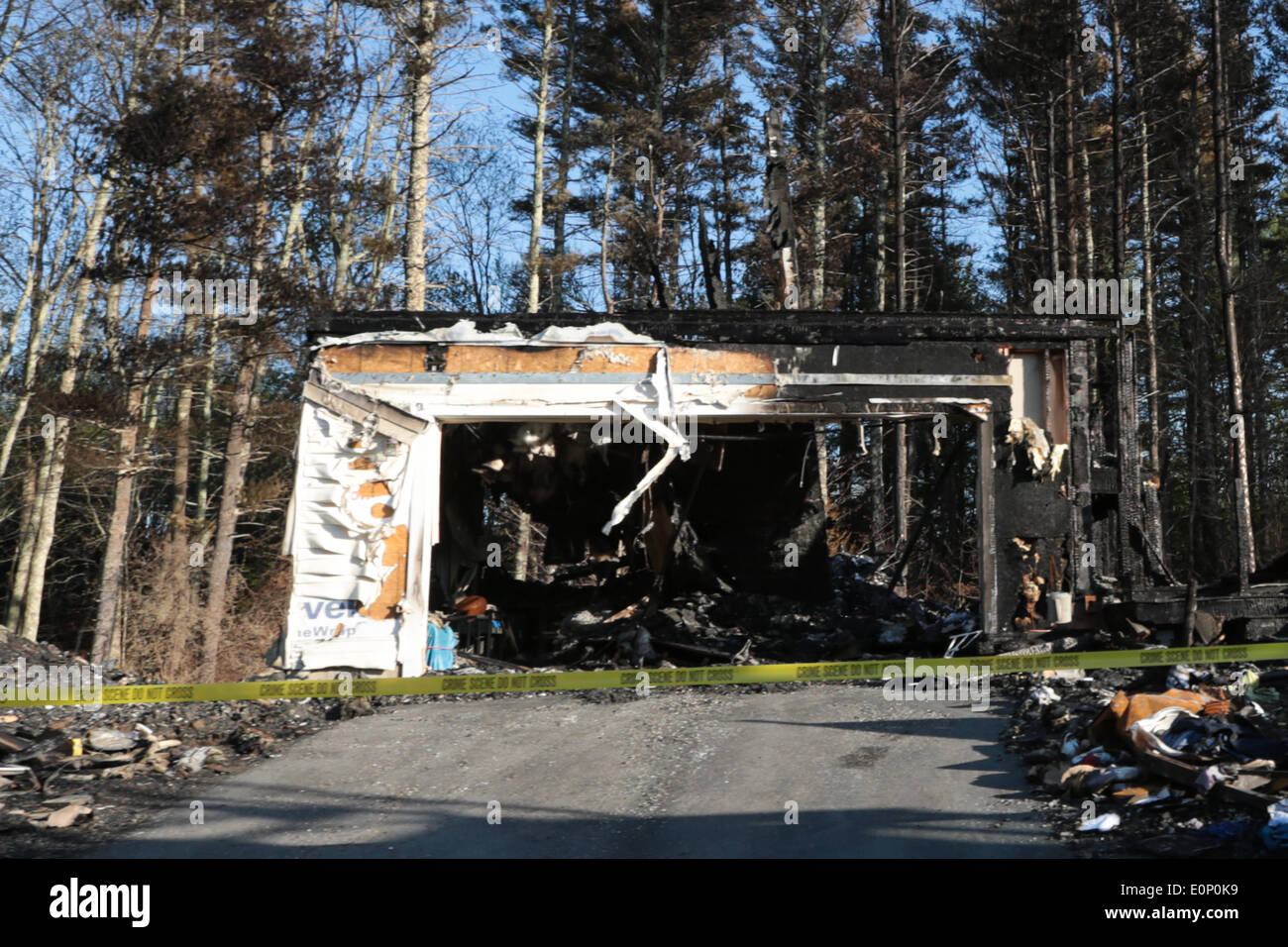 Brentwood, New Hampshire, USA. 17. Mai 2014. Welche kleine Reste der 46 Mill Pond Road in Brentwood, New Hampshire, wo Polizisten Steve Arkell angeblich geschossen und getötet von Michael Nolan nach der Reaktion auf eine inländische Störung. Das Haus explodiert schnell nach dem schießen. Nicolaus Czarnecki/ZUMAPRESS.com/Alamy © Live-Nachrichten Stockfoto