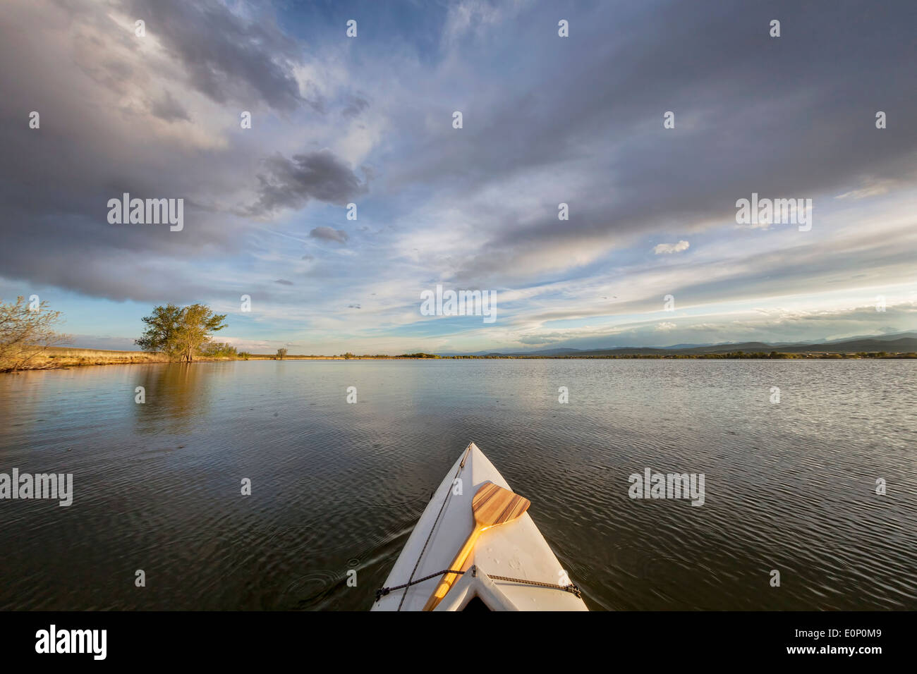 Kanu-Bogen mit einem Paddel auf einem See - Weitwinkel fisheye Perspektive - Lonetree Stausee in der Nähe von Loveland, Colorado Stockfoto