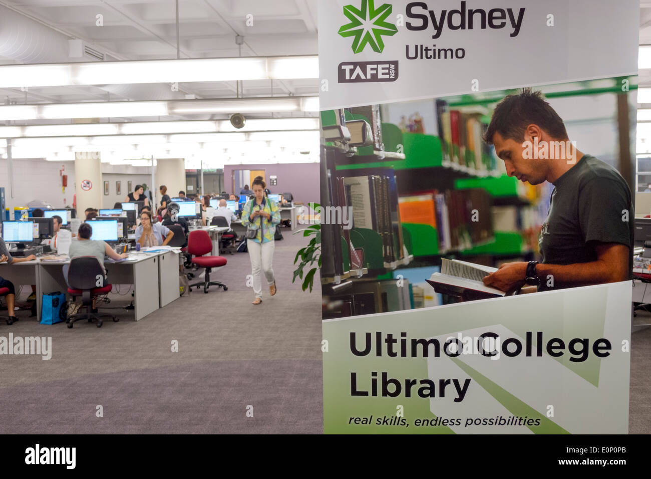 Sydney Australien, UTS, University of Technology Sydney, Campus, Ultimo College Library, TAFE, Studenten Asian man men Male, teen teens teen teenag Stockfoto
