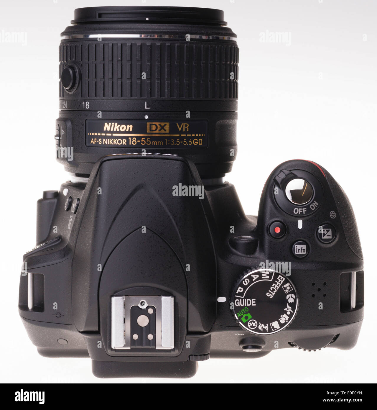 Nikon D3300 digitale Spiegelreflexkamera mit standard-Zoomobjektiv Stockfoto
