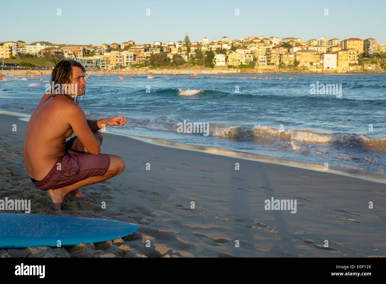 Sydney Australien, Bondi Beach, Pazifischer Ozean, Surfen, Wellen, Sand, öffentlich, North Bondi, Surfer, Männer männlich, Surfbrett, AU140310234 Stockfoto