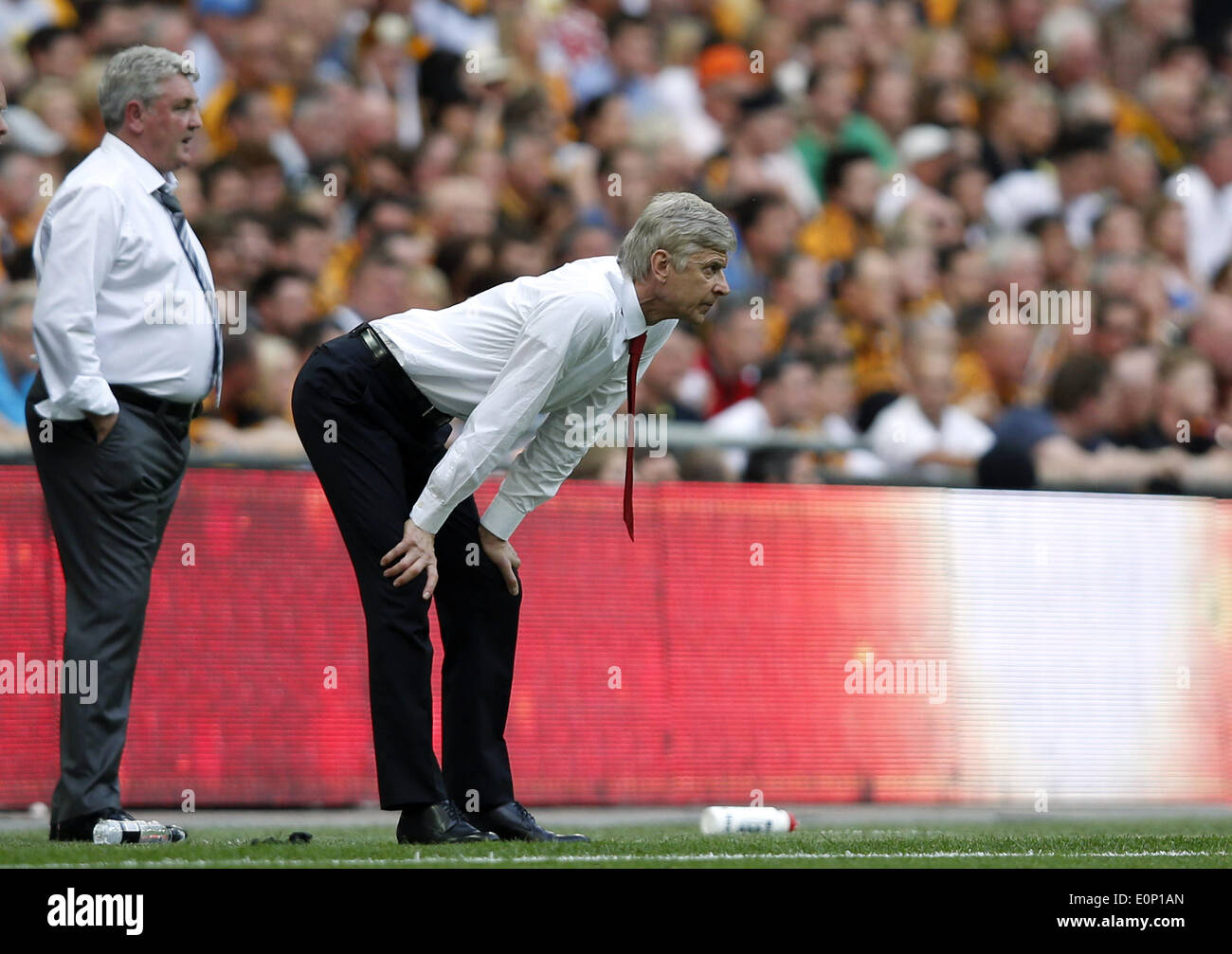 London, Großbritannien. 17. Mai 2014. Schauen Sie Arsenals Trainer Arsene Wenger (R) und Steve Bruce, Manager von Hull City, auf während der FA-Cup-Finale zwischen Arsenal und Hull City im Wembley Stadion in London, England, am 17. Mai 2014. Arsenal endete neun Jahre warten auf einen Pokal gegen Hull City mit 3: 2. Bildnachweis: Wang Lili/Xinhua/Alamy Live-Nachrichten Stockfoto