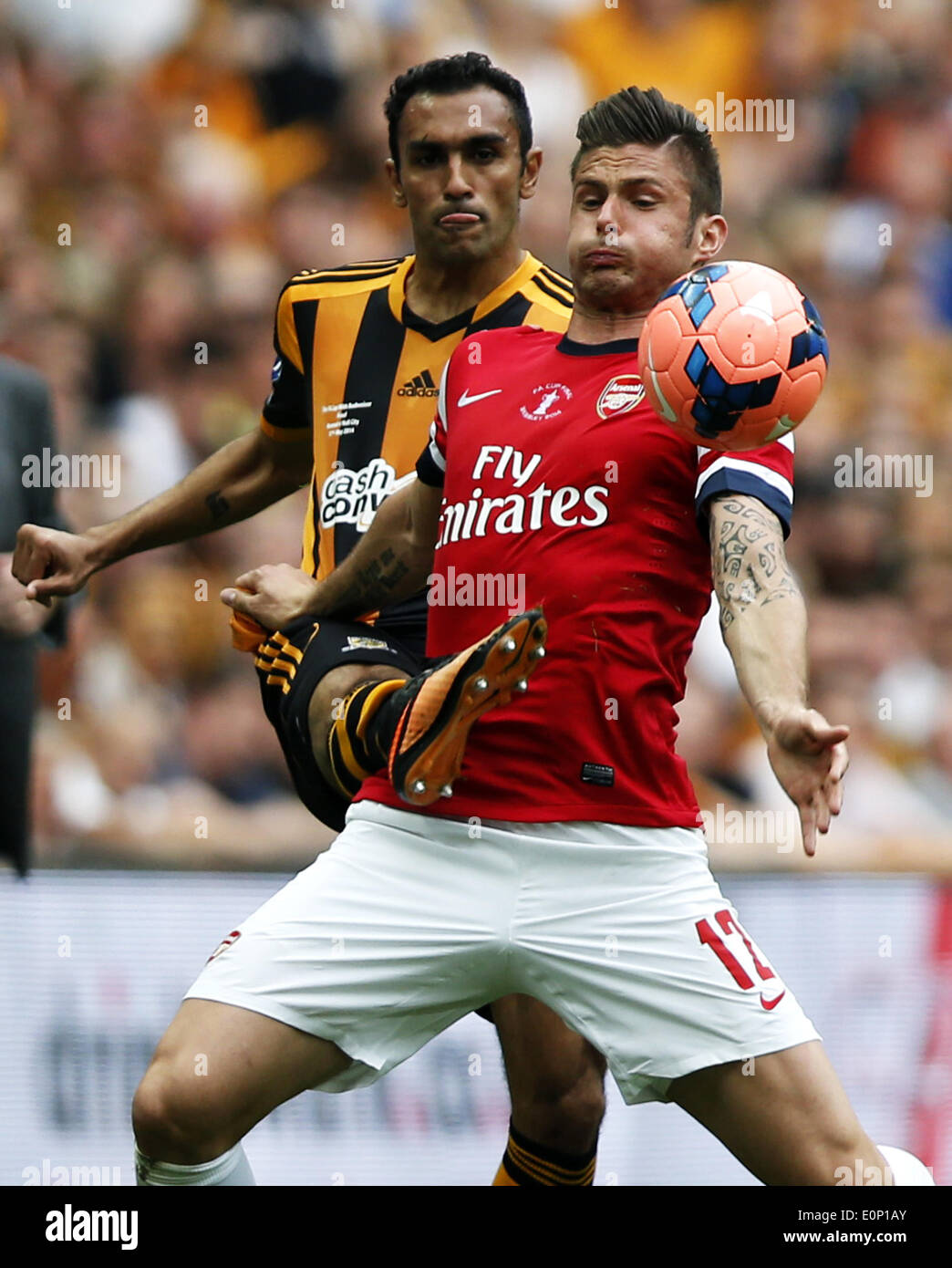 London, Großbritannien. 17. Mai 2014. Olivier Giroud (vorne) von Arsenal hält ab Ahmed Elmohamady von Hull City während ihrer FA-Cup-Finale im Wembley-Stadion in London, Großbritannien, am 17. Mai 2014. Arsenal endete neun Jahre warten auf einen Pokal gegen Hull City mit 3: 2. Bildnachweis: Wang Lili/Xinhua/Alamy Live-Nachrichten Stockfoto