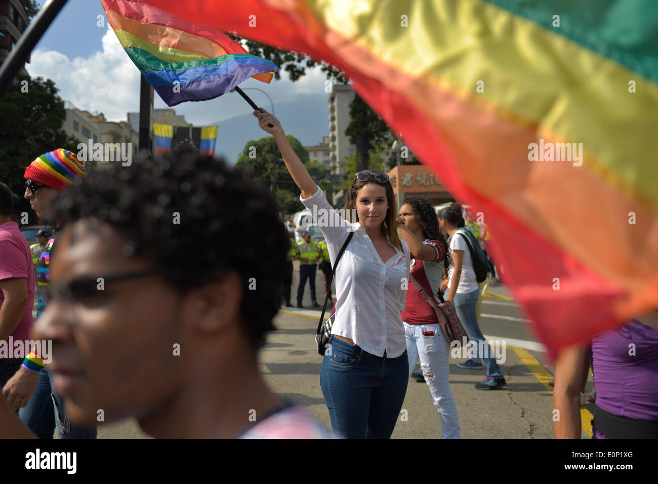 Caracas, Venezuela. 17. Mai 2014. Eine Frau hält eine Fahne während einer Kundgebung anlässlich der internationalen Tag gegen Homophobie und Transphobie in Caracas, Venezuela, am 17. Mai 2014. © Carlos Becerra/Xinhua/Alamy Live-Nachrichten Stockfoto