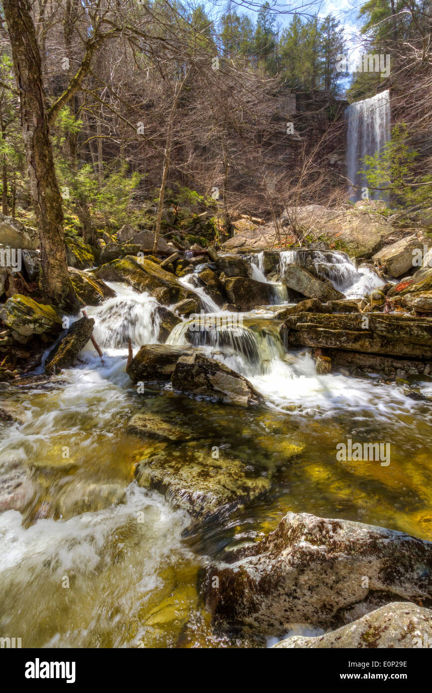 Grünes Wasser unterhalb Stony Kill Fälle im Minnewaska State Park in den Shawangunk-Berge von New York Stockfoto