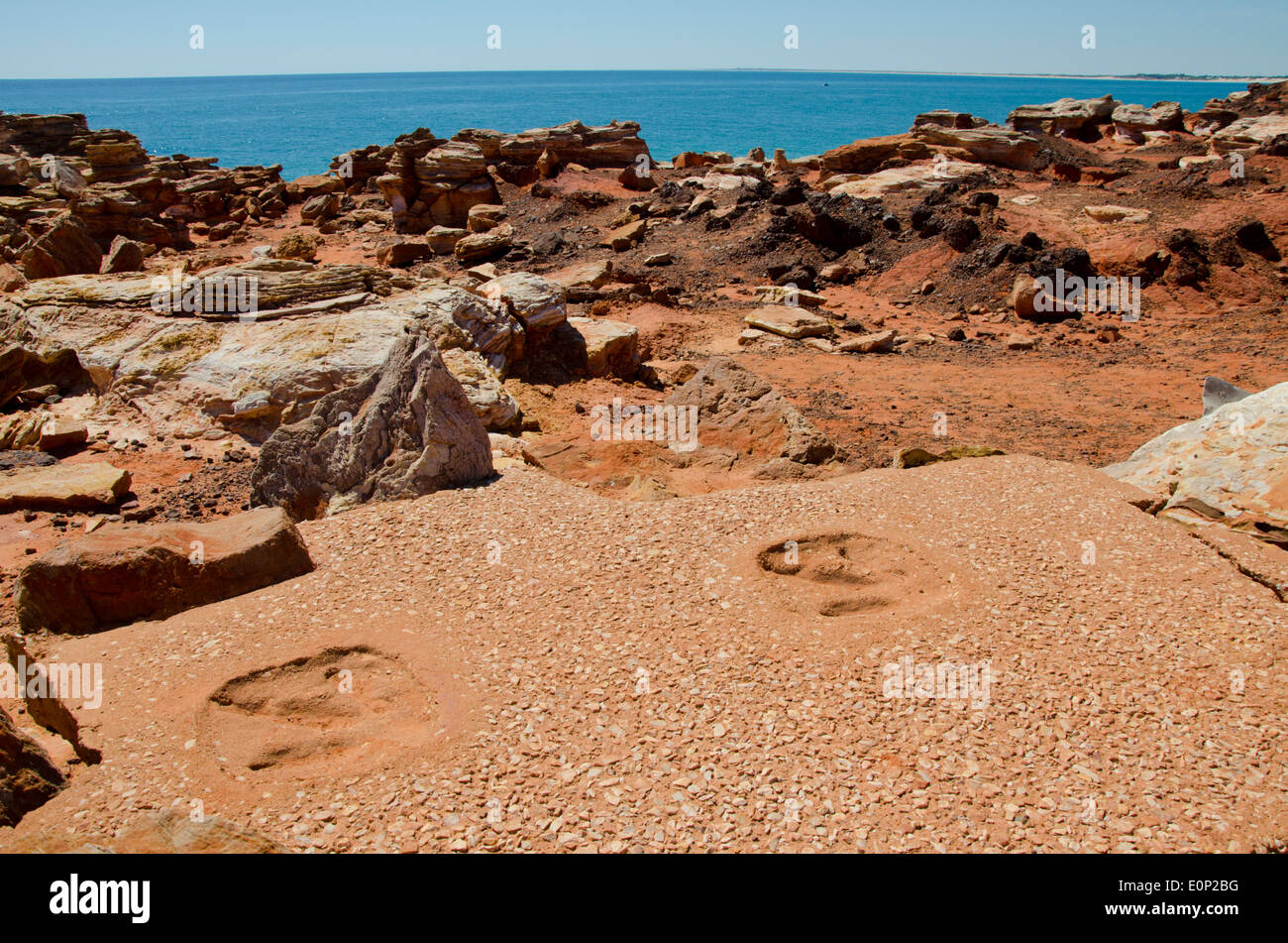 Australien, Western Australia, Broome, Gantheaume Point. Replik von 130 Millionen Jahre alten Dinosaurier-Fußspuren. Stockfoto