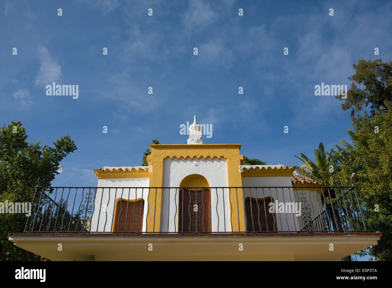 Balkon eines traditionellen andalusischen Hauses in Córdoba, Andalusien, Spanien. Stockfoto