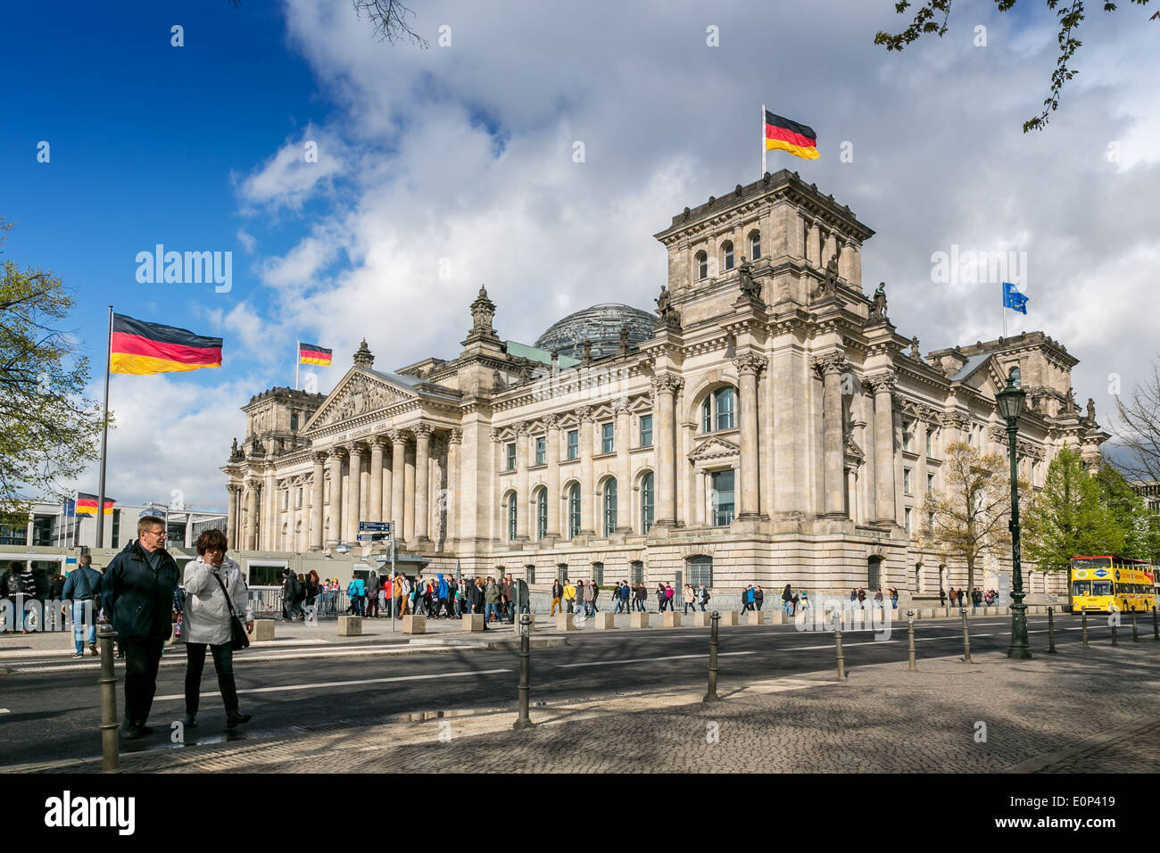 Das bundestagsgebäude mit deutschen Flaggen, Berlin, Deutschland Stockfoto