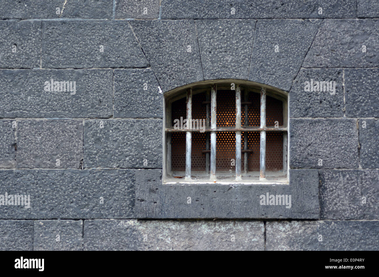 Alten Gefängnis-Zelle-Fenster und Wand. Konzept-Foto von Kriminalität,  Gefängnis, Freiheit, Gerechtigkeit, Strafe, Gefangenschaft, hoffen  Stockfotografie - Alamy