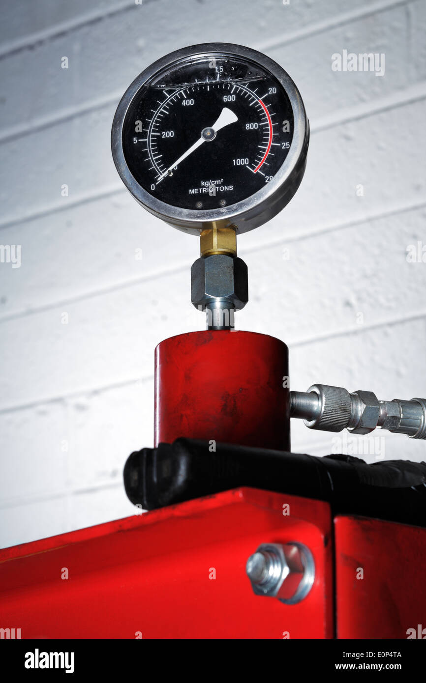 Schwarzen Manometer auf einer roten Presse Stockfoto Schwarzen Manometer auf einer roten Presse Stockfoto