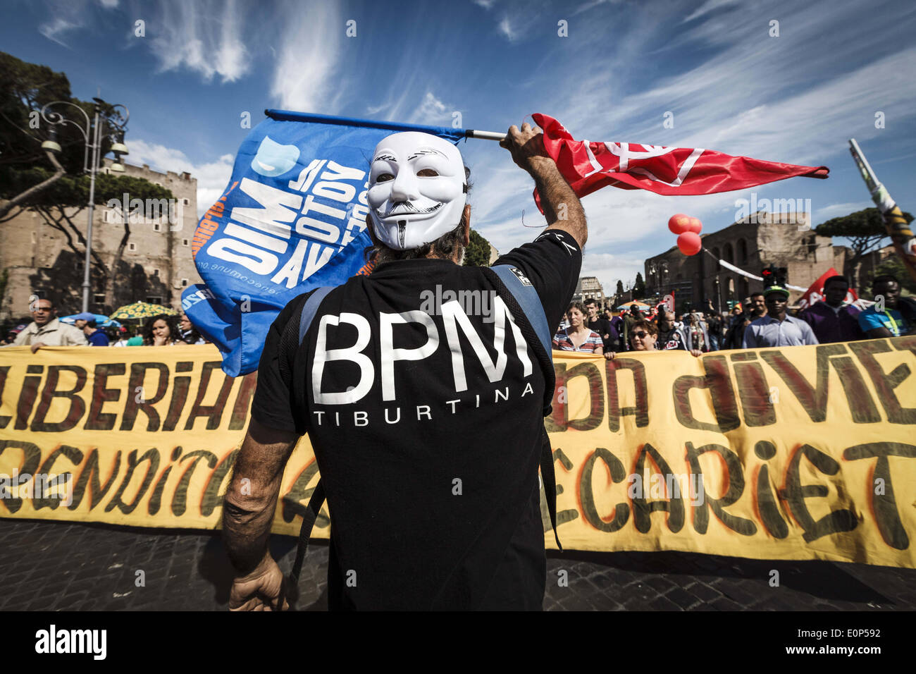 Rom, Italien. 17. Mai 2014. Ein Demonstrant mit Guy Fawkes Maske nimmt Teil an einer bundesweiten Demonstration gegen die Privatisierung der Wasserdienstleistungen und die Sparpolitik der Regierung zur Bewältigung der Wirtschaftskrise in Rom, Italien, Samstag. Tausende von Demonstranten nahmen an der Demonstration in Rom gegen die Regierungspläne zur reform des Arbeitsmarktes und soziale Rechte fordern und die Demokratie in Italien und Europa. Bildnachweis: Giuseppe Ciccia/NurPhoto/ZUMAPRESS.com/Alamy Live-Nachrichten Stockfoto