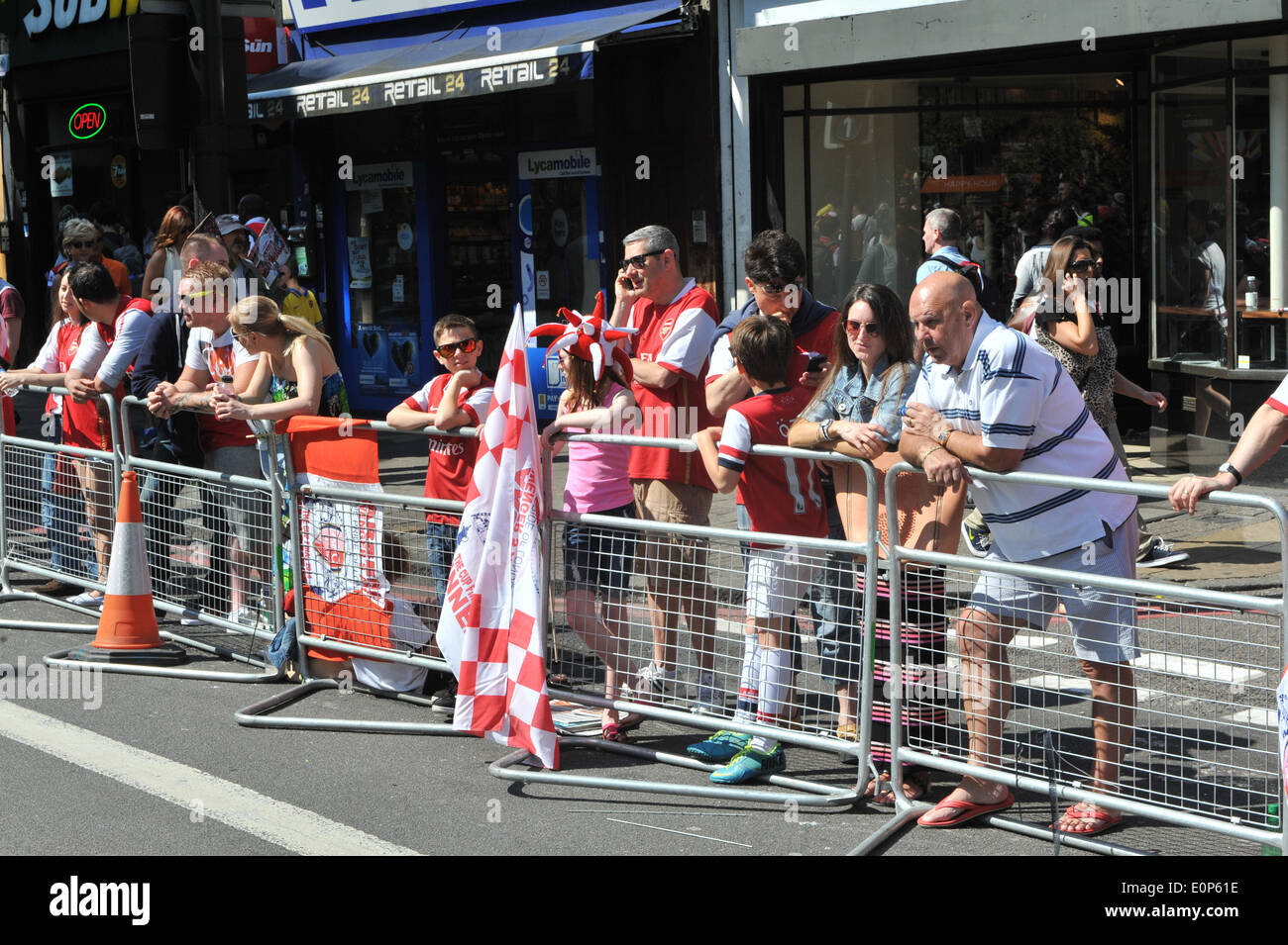 Highbury Corner, London, UK. 18. Mai 2014. Arsenal Fans säumen die Straßen warten auf der Siegesparade zu beginnen. Bildnachweis: Matthew Chattle/Alamy Live-Nachrichten Stockfoto