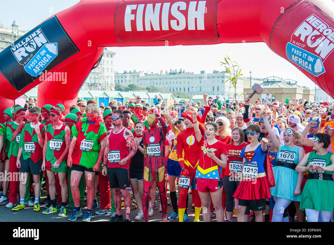 Brighton, UK. 18. Mai 2014. Startbox für die Nächstenliebe Volkslauf an Hove Promenade, Gelder für, Pass auf Afrika. Verkleidet als Helden oder Schurken, die sie in der Sonne - einige mehr ernst nehmen als andere entlang sprint. Die Kinder Rennen einen 500metre Kurs, Erwachsene, 5K oder 10K. Bildnachweis: Julia Claxton/Alamy Live-Nachrichten Stockfoto