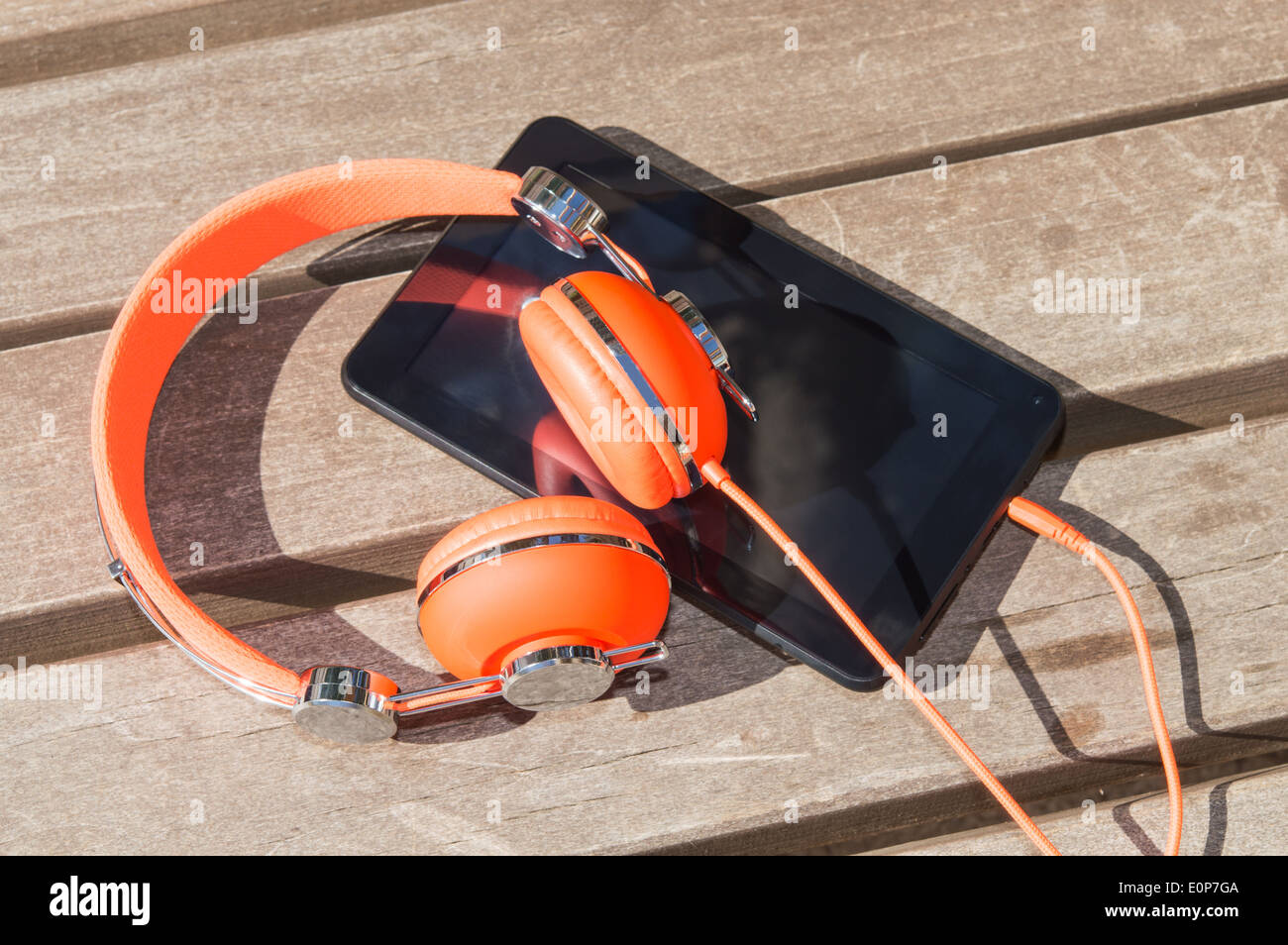 Orange Kopfhörer und Tablet-pc für mobile audio-Sprache Kurs lernen Stockfoto