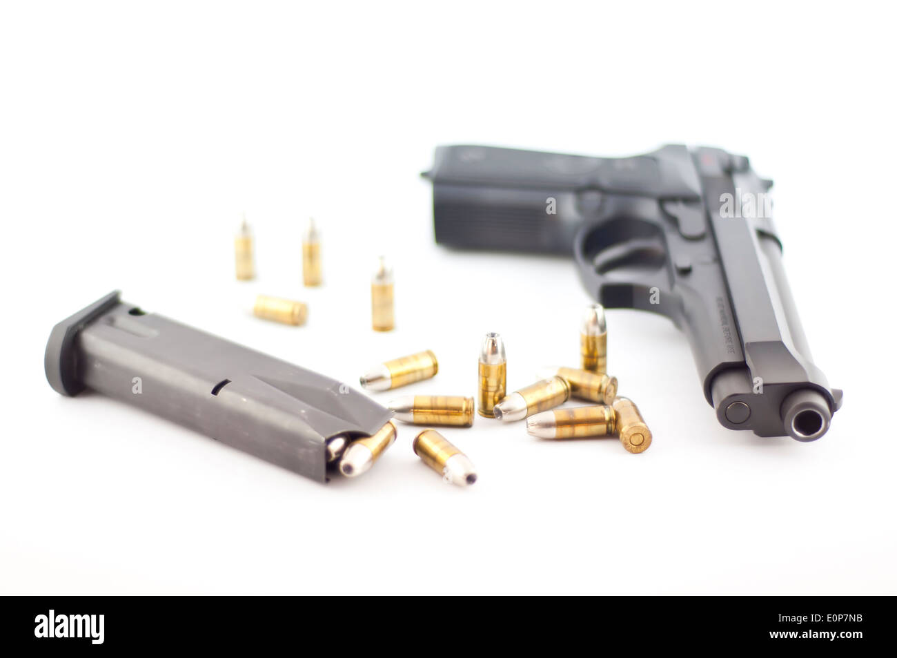 Gun Bullet und Magazin isoliert. Stockfoto