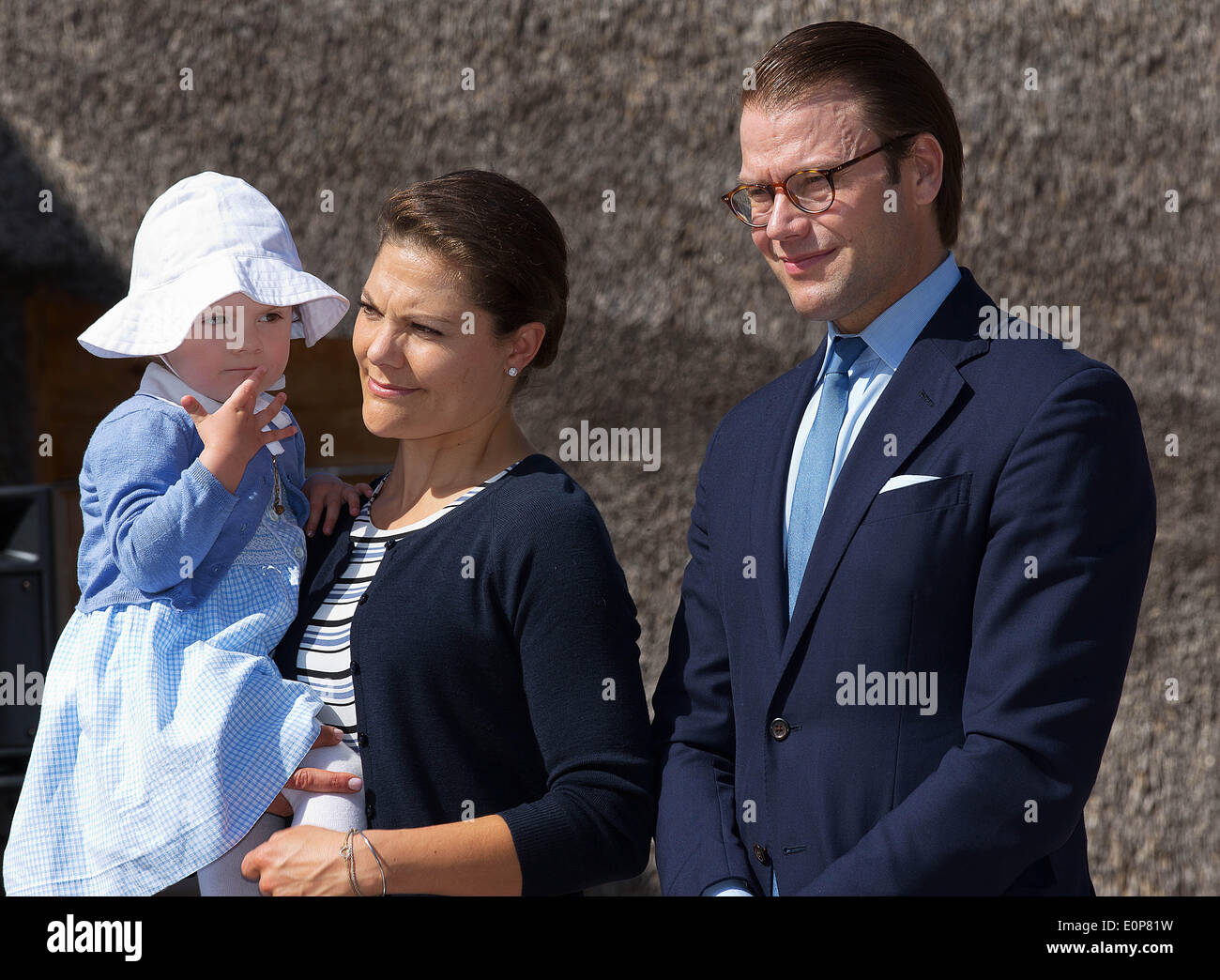 Takern, Schweden. 17. Mai 2014. Prinzessin Estelle und ihren Eltern Kronprinzessin Victoria und Prinz Daniel von Schweden öffnen einen neuen Märchen-Pfad am See Takern in Schweden, 17. Mai 2014. Es war das erste Mal, die Prinzessin Estelle als offizieller Teilnehmer im königlichen Tagebuch erwähnt wurde. Foto: RPE-Albert Nieboer /dpa - kein Draht-SERVICE - Credit: Dpa picture-Alliance/Alamy Live News Stockfoto