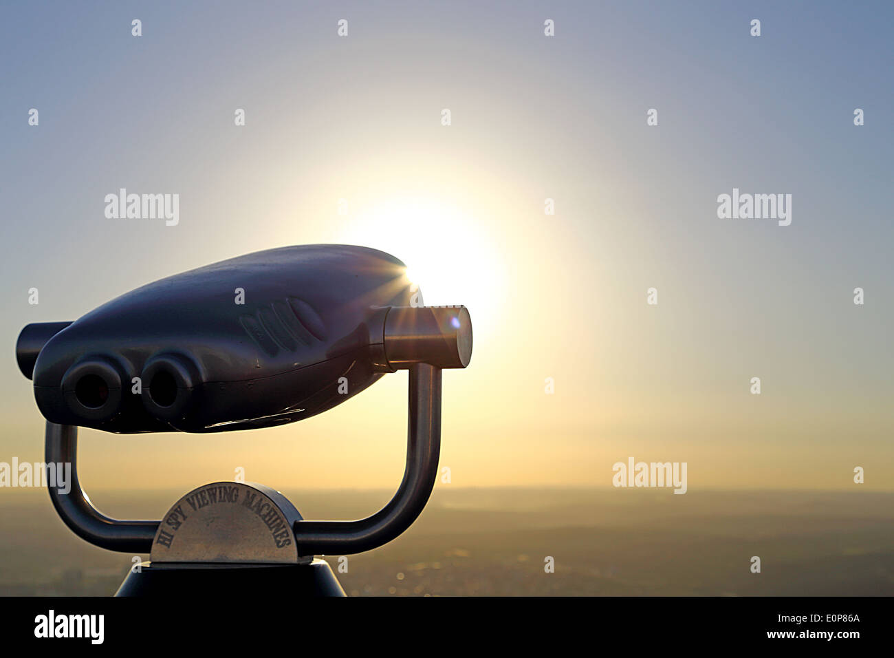 Himmel, die Maschine auf Sonnenschein Hintergrund anzeigen Stockfoto