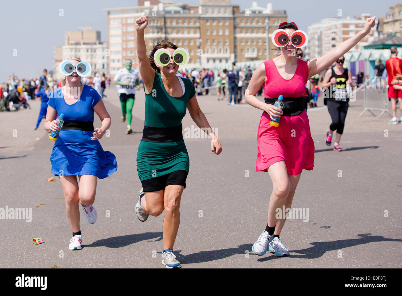 Hove Promenade, Hove, Stadt Brighton & Hove, East Sussex, Großbritannien. Brighton's Heroes Run Pass IT on Africa 2014 Spendenaktion entlang der Hove Promenade, einem 5 km langen Golfplatz, der als ihre Lieblings-Superhelden oder -Bösewichte gekleidet ist. David Smith/Alamy Live News Stockfoto