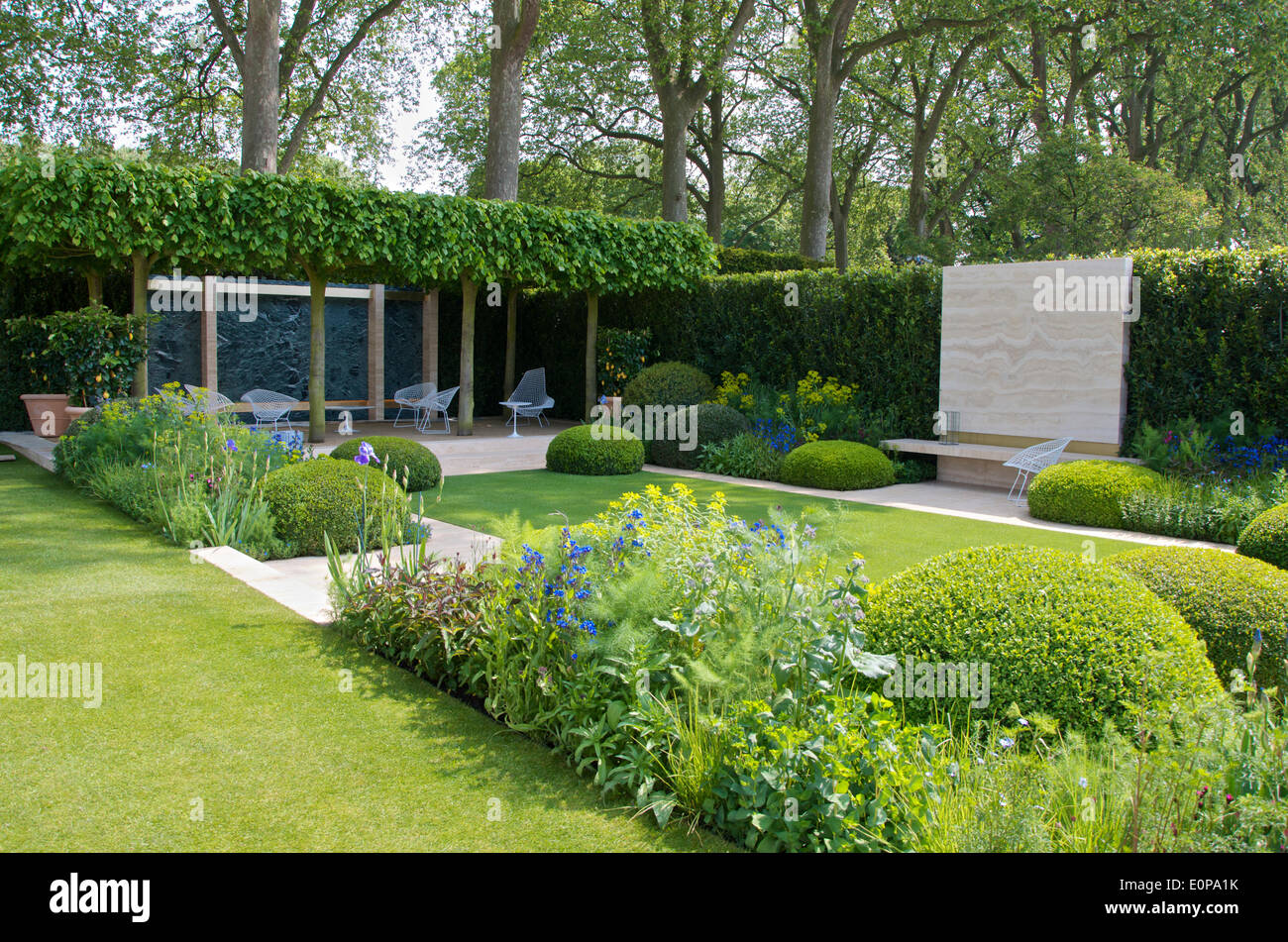 Der Telegraph-Garten, entworfen von Tommaso del Buono und Paul Gazerwitz im RHS Chelsea Flower Show. Im Garten erwarten Sie traditionelle italienische Garten Elemente mit einem modernen Ansatz und wurde mit einer Goldmedaille ausgezeichnet. Stockfoto