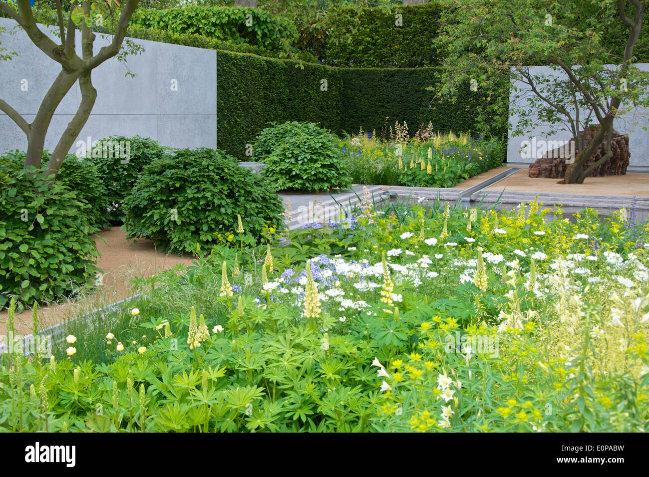 Laurent-Perrier-Garten, entworfen von Luciano Giubbilei auf Chelsea Flower Show 2014. Ausgezeichnet mit einer Goldmedaille und Best in Show, bietet der Garten eine Zeder-Skulptur von Ursula von Rydingsvard Stockfoto