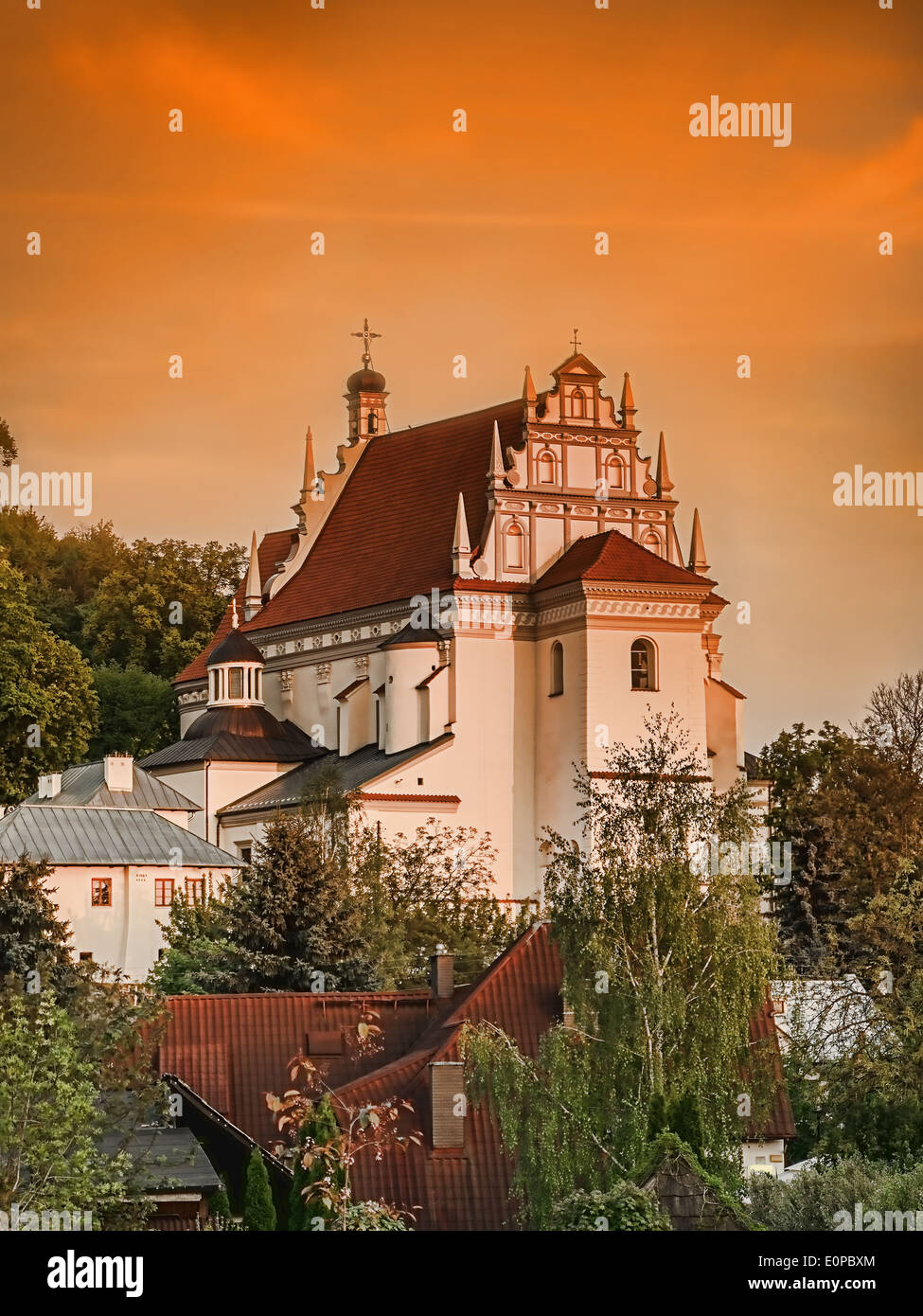 Historische Pfarrkirche Fara in Kazimierz Dolny vor Sonnenuntergang Himmel, Polen Stockfoto