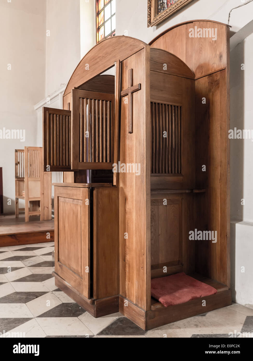 Hölzernen Beichtstuhl in der katholischen Kirche Stockfoto