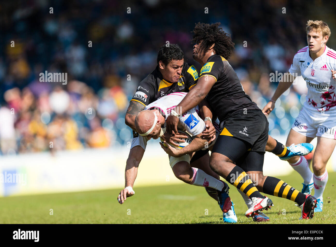 High Wycombe, England. 18. Mai 2014. Scott LAVALLA von Stade Francais in der Bewältigung von Nathan HUGHES (links) &amp; Ashley JOHNSON von London Wasps aufgehalten während der ersten Etappe der Europäischen Rugby Champions Cup Play Off Übereinstimmung zwischen London Wasps und Stade Francais Paris im Adams Park. Bildnachweis: Aktion Plus Sport/Alamy Live-Nachrichten Stockfoto