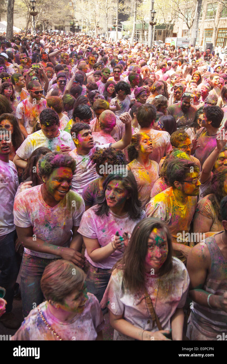 Einladende Frühling; Holi Hai, Festival der Farben bei Dag Hammarskjöld Park in New York von NYC Bhangra & India.com organisiert Stockfoto