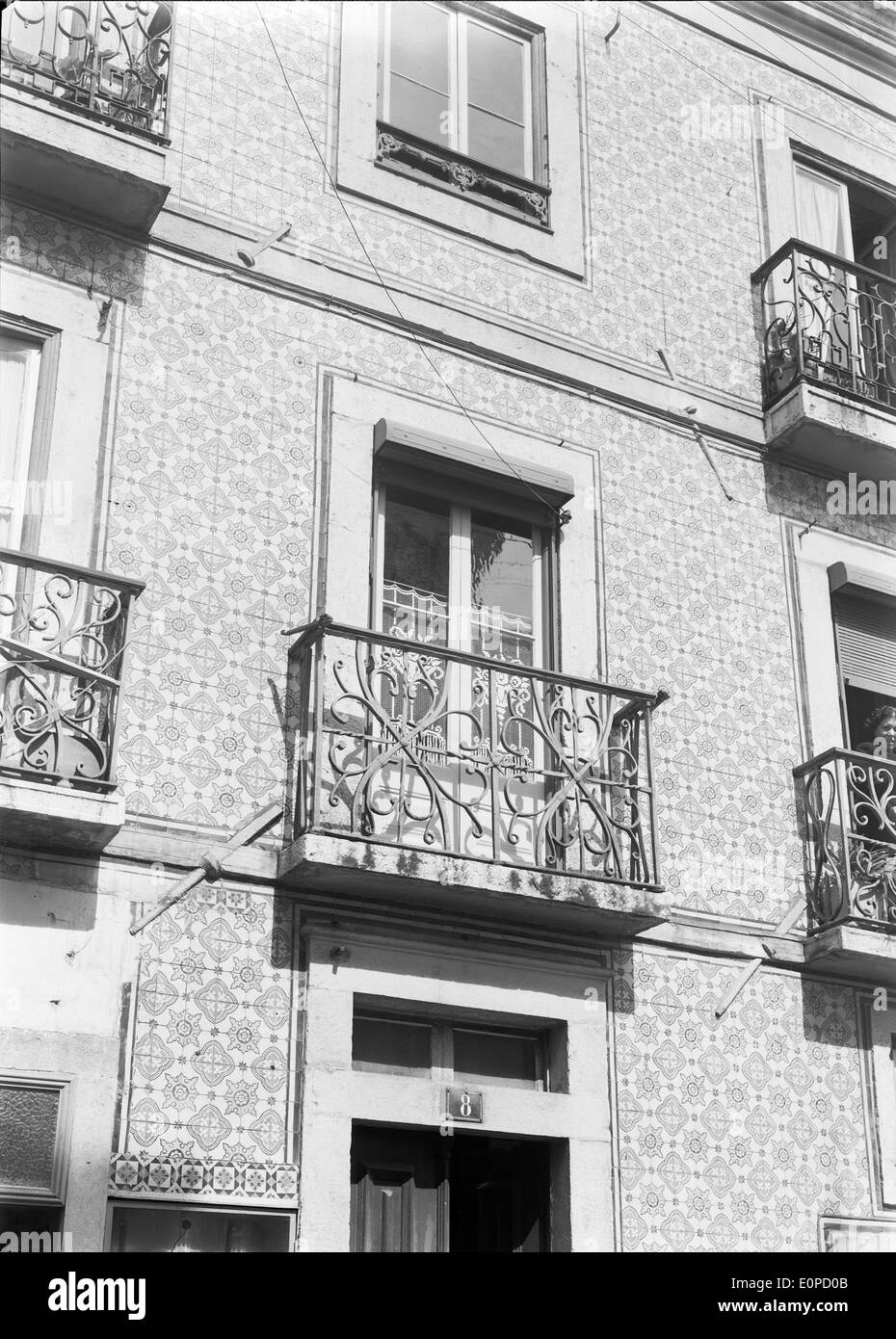 Die schmiedeeisernen Balkone in Lissabon sind ein klassisches Merkmal der portugiesischen Architektur. Sie sind Teil der unverwechselbaren urbanen Landschaft der Stadt, die ihr historisches und architektonisches Erbe widerspiegelt. Stockfoto