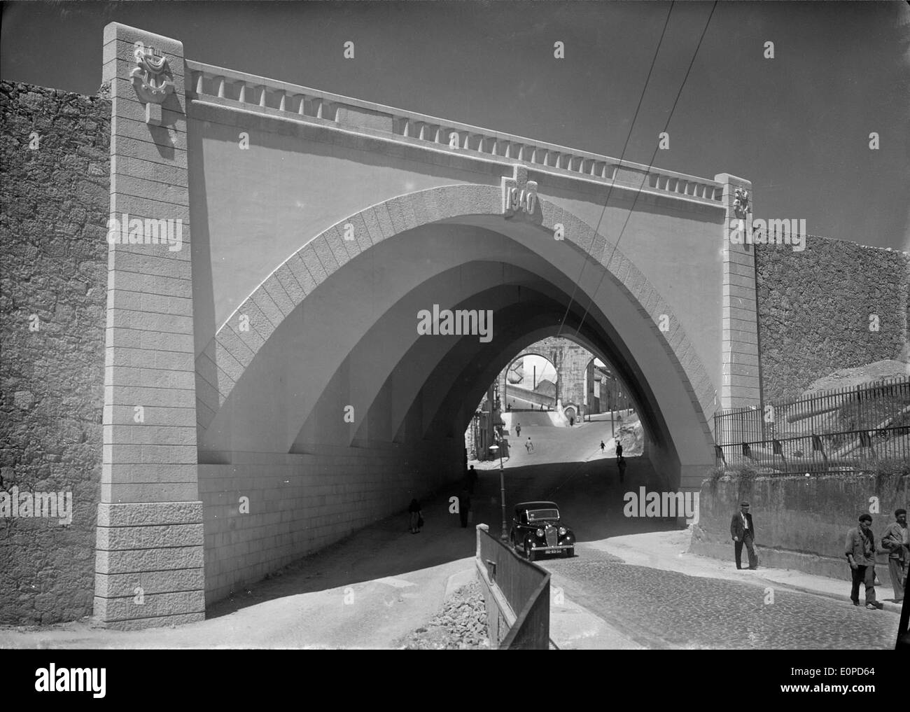 Arco do Carvalho in Lissabon, Portugal, erobert von Mário Novais, ist ein bemerkenswerter historischer Bogen im Herzen der Stadt, bekannt für seine ikonische Struktur und architektonische Schönheit. Stockfoto