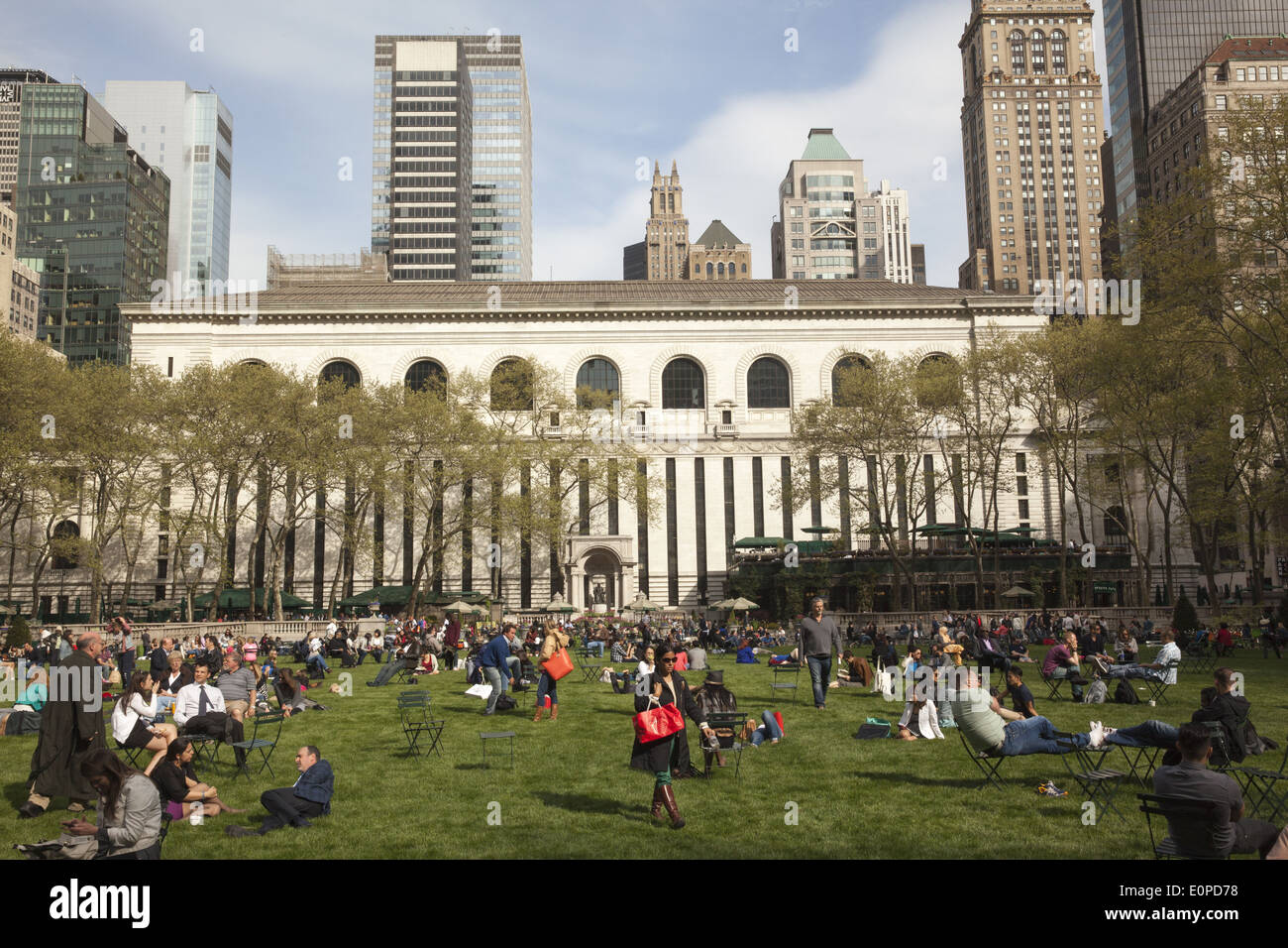 Bryant Park ist ein beliebter Ort, um Freizeit in Midtown Manhattan im Frühling und Sommer verbringen. NEW YORK CITY. Stockfoto