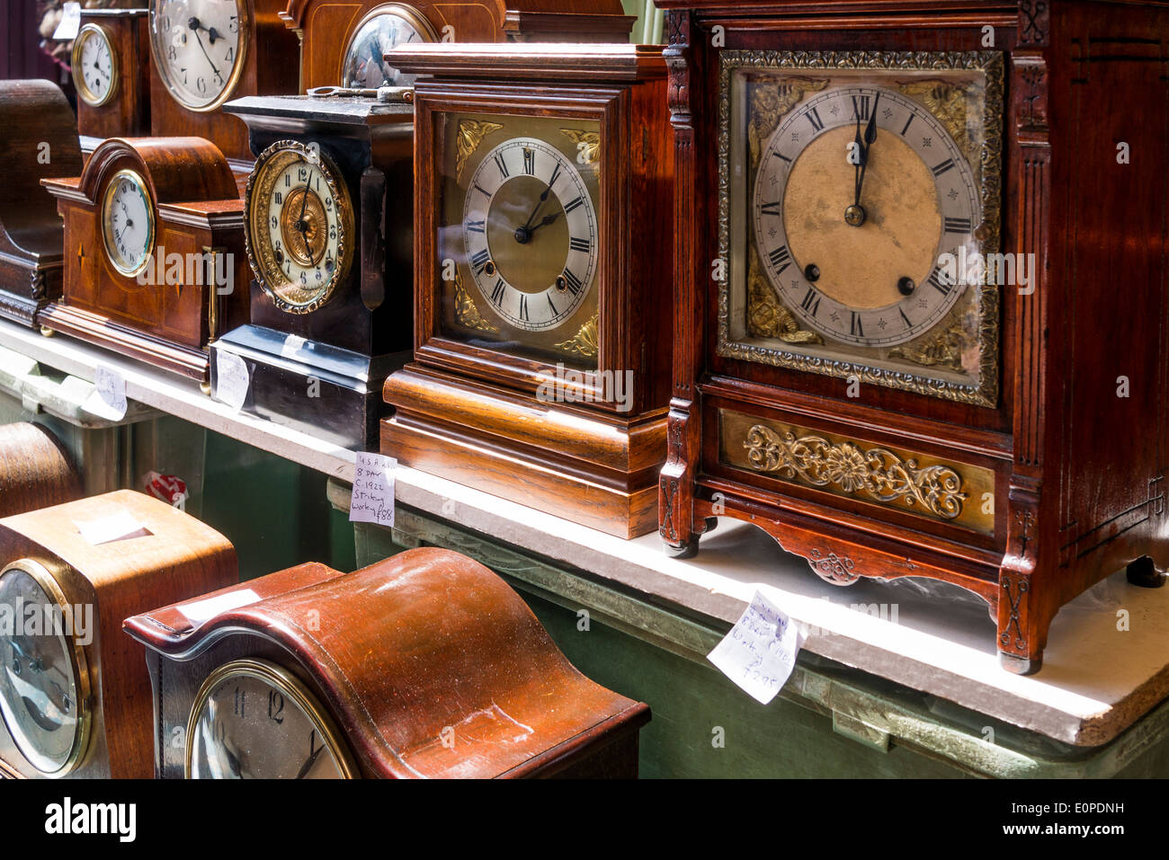 Kaminsims oder Regal Uhren mit verzierten und dekorative Handwerkskunst. Zuerst in Frankreich in den 1750ern entwickelt Stockfoto