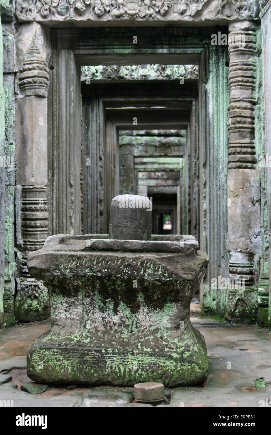 Phallische Hindu Lingam-Symbol im Preah Khan Tempel in Angkor, Kambodscha Stockfoto