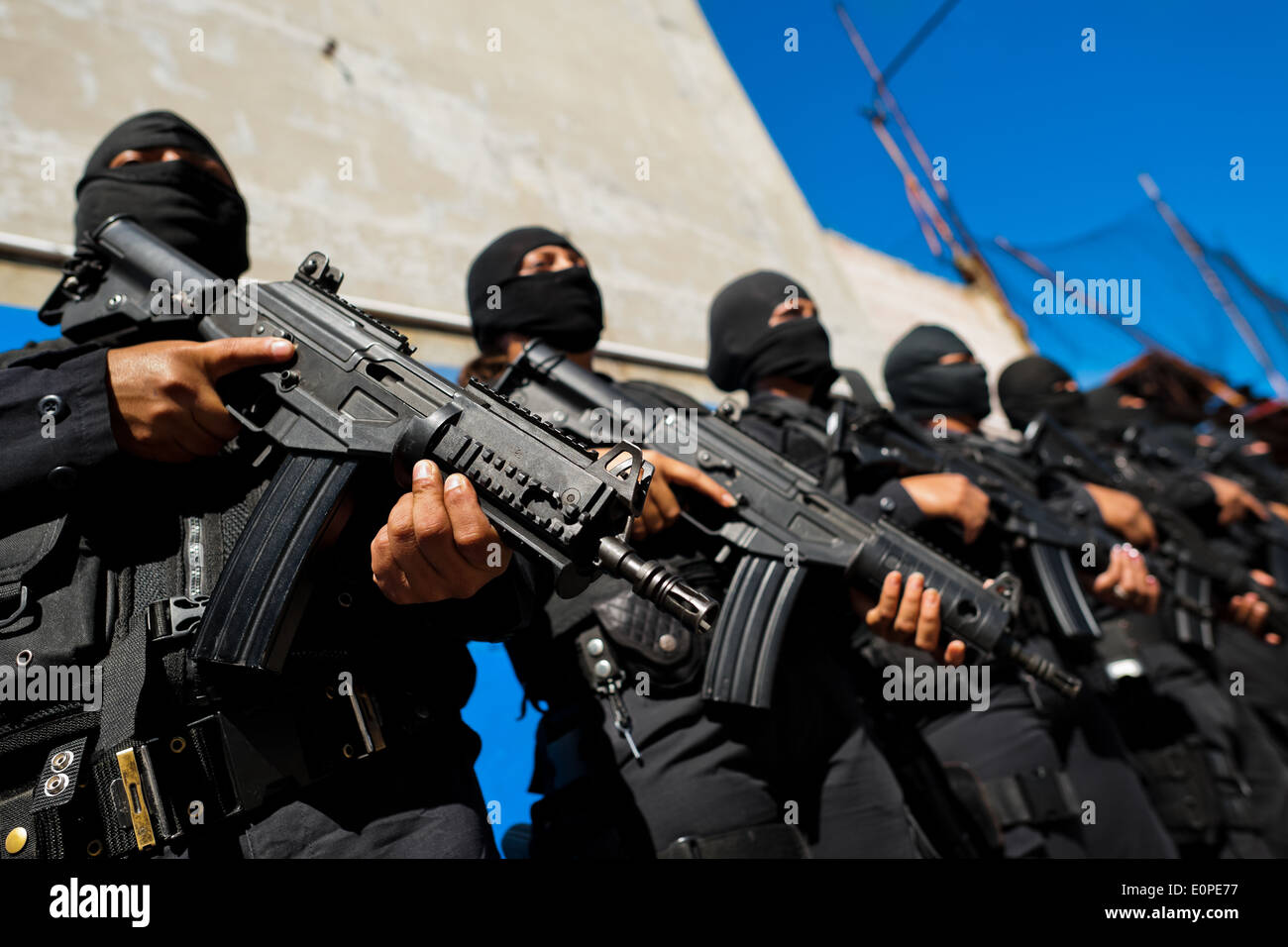 Mitglieder der spezialisierte Polizeieinheit Anti-Bande posieren für Bilder vor der Abreise nach einer Operation in San Salvador, El Salvador. Stockfoto