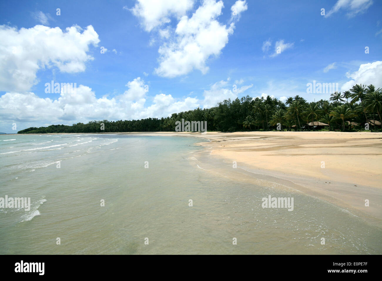 Blauer Himmel über einem verlassenen Strand auf Koh Maak (Koh Mak), Thailand Stockfoto