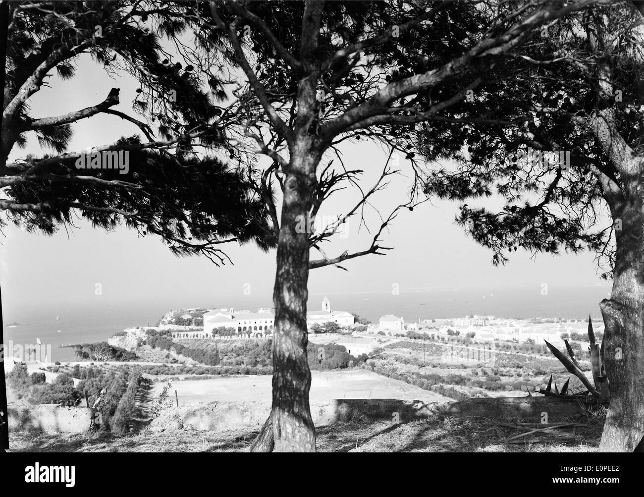 Ein Foto von Almada, Portugal, zeigt die städtische Landschaft und die kulturellen Sehenswürdigkeiten der Stadt. Das Bild zeigt Almadas Lage auf der anderen Seite des Flusses von Lissabon und seine lebhafte Atmosphäre. Stockfoto