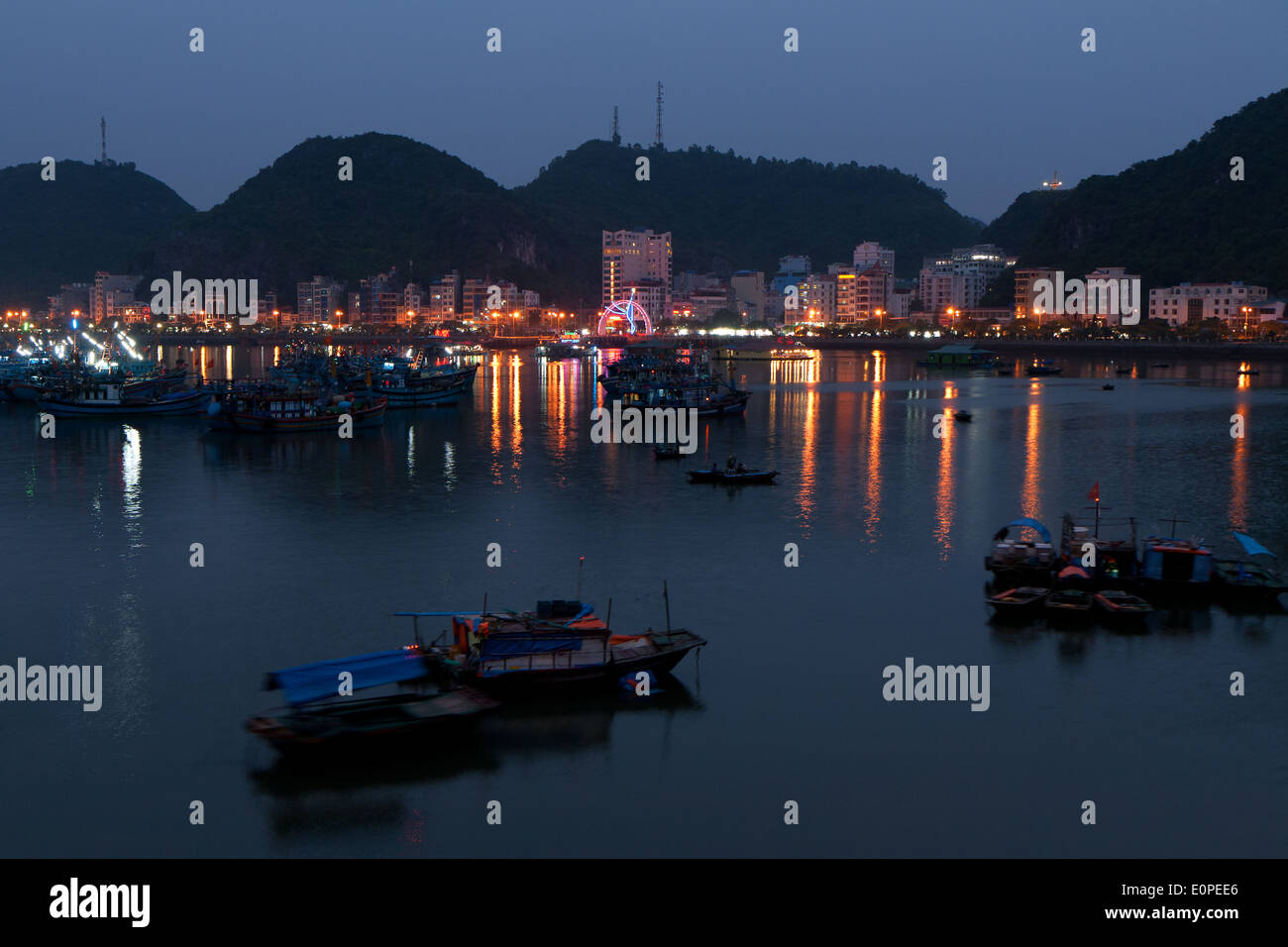 Angeln Boote und Gebäude von Cat Ba Stadt in der Nacht in Vietnam. Stockfoto