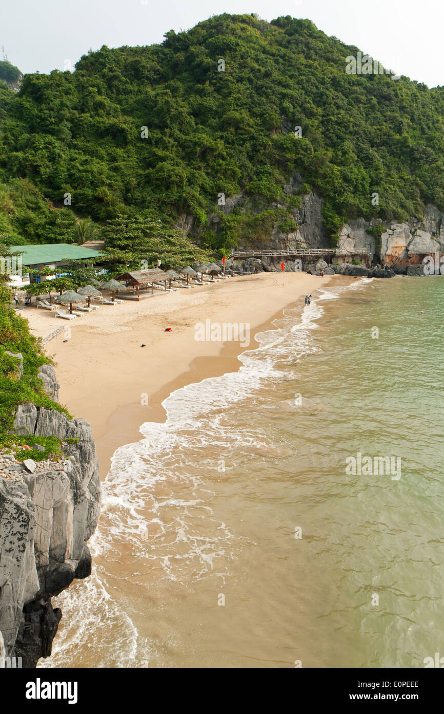 Kleinen und ruhigen Strand auf der Insel Cat Ba in Vietnam Stockfoto