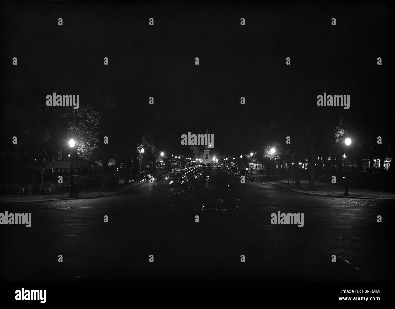 Blick auf die Avenida da Liberdade in Lissabon, Portugal, einer der wichtigsten Boulevards der Stadt. Die breite Allee ist bekannt für ihre historischen Gebäude, von Bäumen gesäumten Bürgersteige und High-End-Geschäfte. Stockfoto
