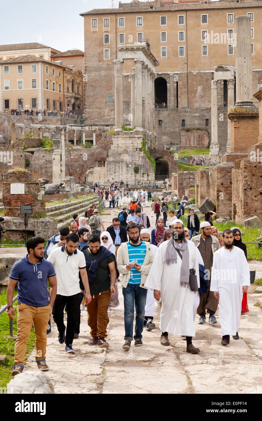 Muslimischen Touristen auf eine Führung durch das Forum in Rom, Italien-Europa Stockfoto