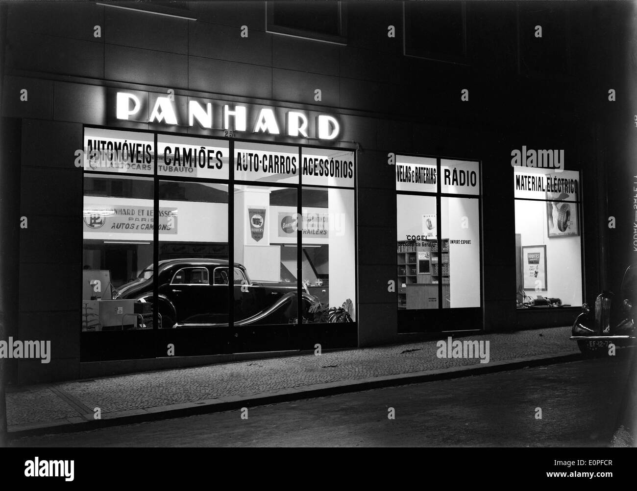 Reclame publicitário bezieht sich auf Werbung in Lissabon, Portugal. Die Werbebranche der Stadt ist bekannt für ihre historische Entwicklung, einschließlich früherer Neonschilder und Outdoor-Werbeaktionen. Stockfoto