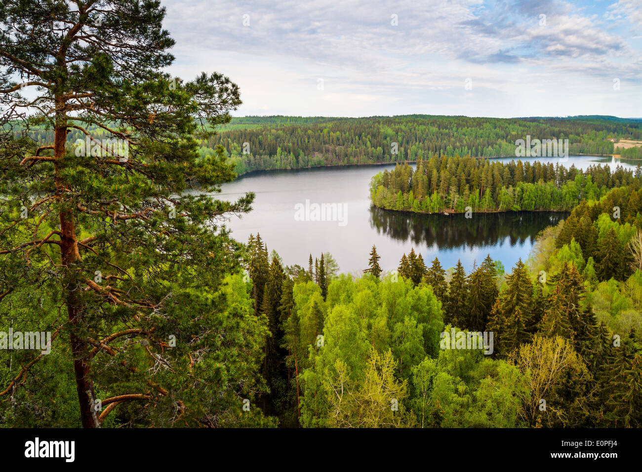 Blick auf den See von Lookout Tower von Aulanko in Finnland. Stockfoto