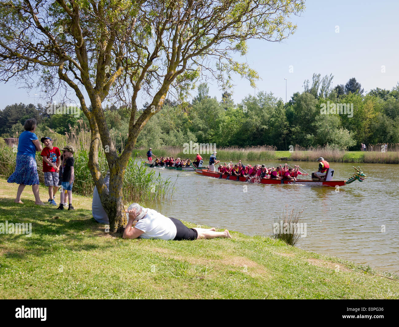 Zuschauer Faulenzen in der Sonne, wie die steigenden Temperaturen über 19C während der Portsmouth Drachenboot-Rennen statt, am Wochenende vom 17./18. Mai 2014 Stockfoto