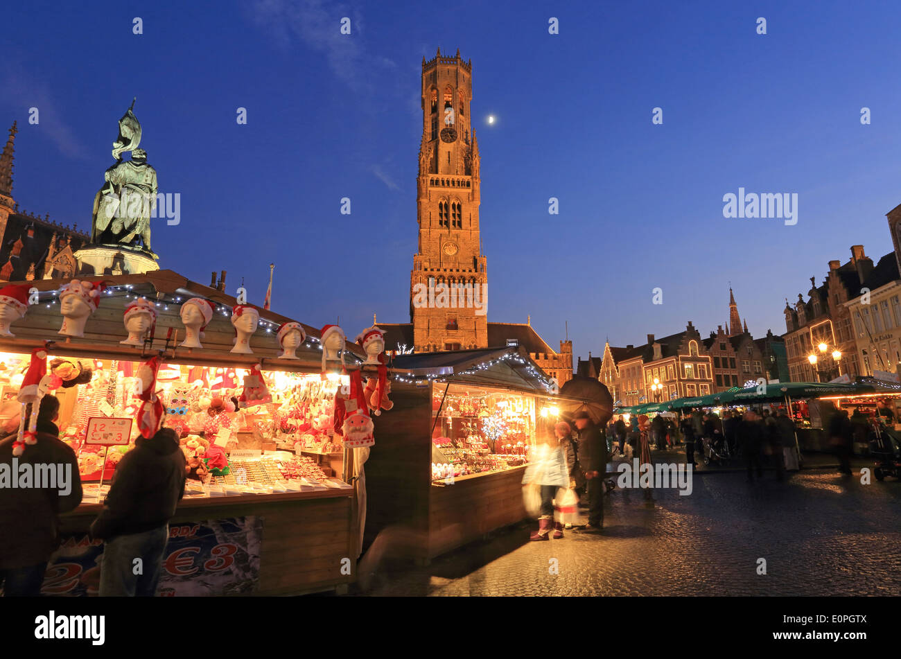 Der Glockenturm und der Weihnachtsmarkt am Marktplatz, in der Dämmerung, in Brügge/Brugge, in West-Flandern, Belgien Stockfoto