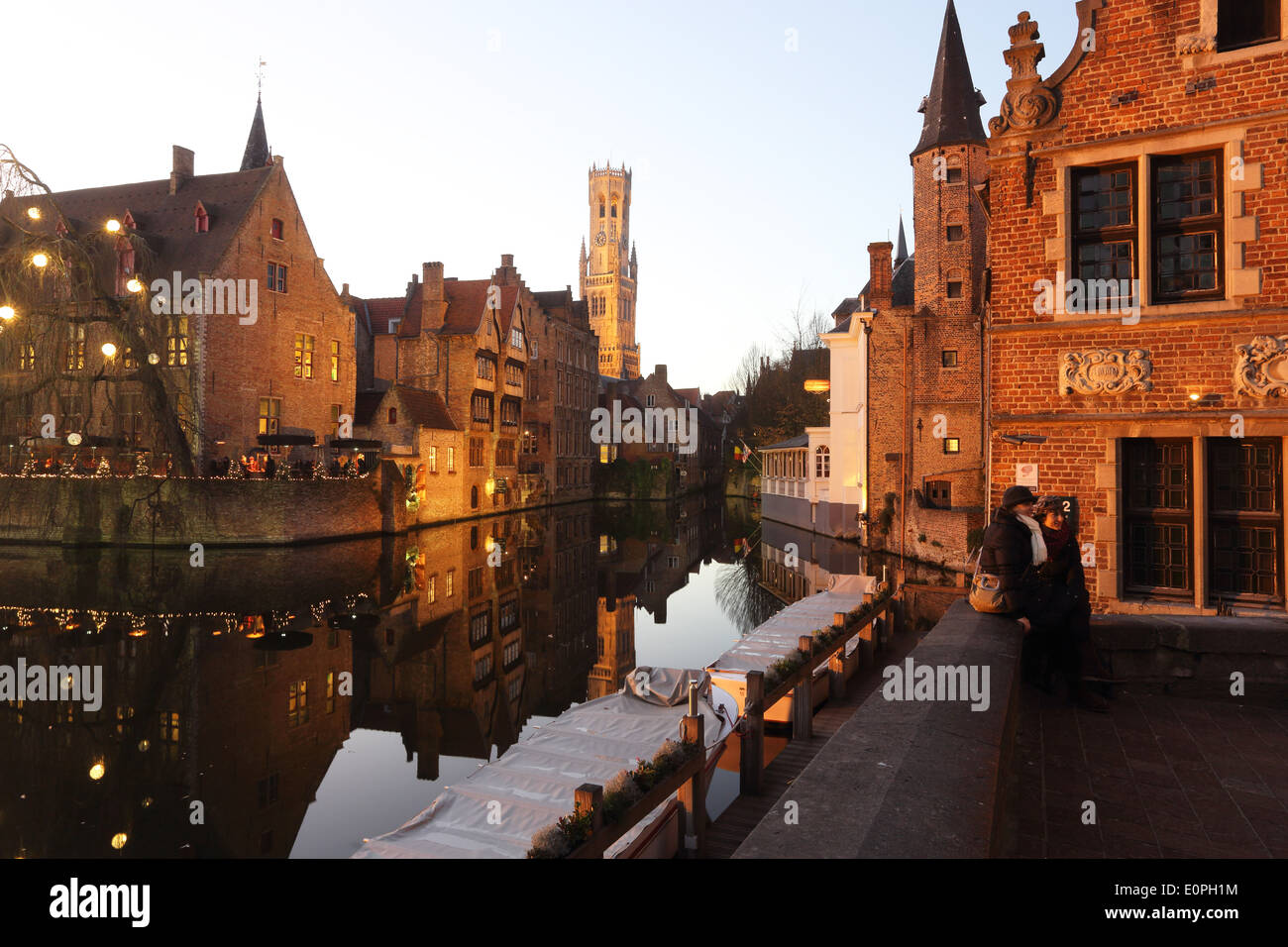 Der Djiver-Kanal und der Glockenturm im historischen Zentrum von Brügge oder Brügge, vom Rozenhoedkaai, zu Weihnachten, Belgien. Stockfoto