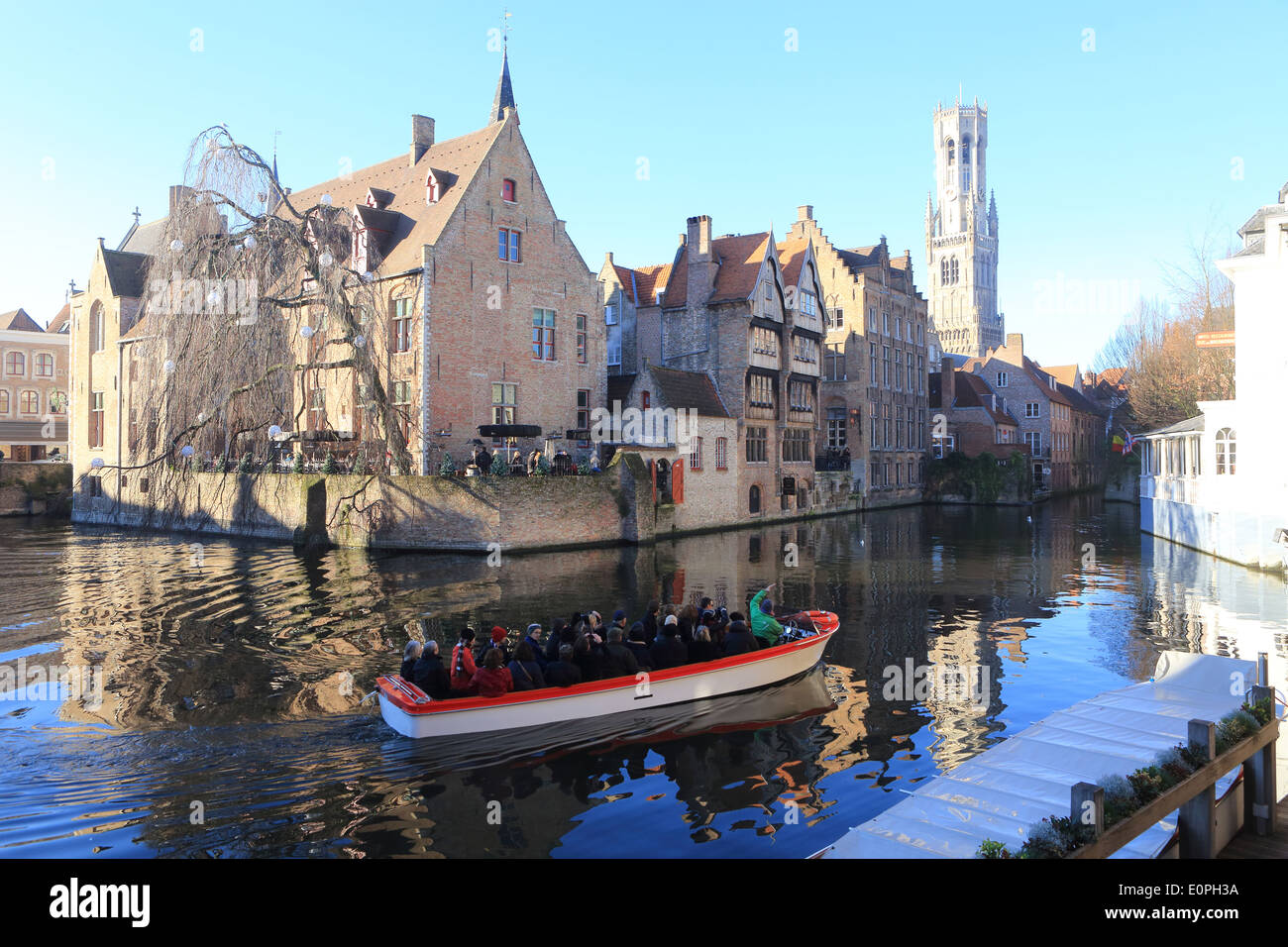 Ein Touristenboot auf dem Djiver Kanal vom Rozenhoedkaai, in der alten Stadt von Brügge/Brugge, zur Weihnachtszeit in Belgien Stockfoto
