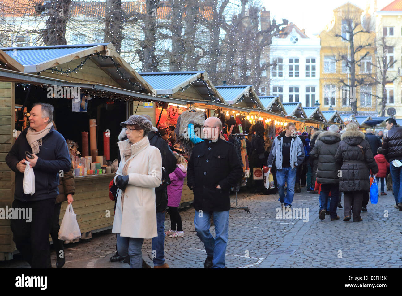 Die Stände des Weihnachtsmarkts auf Simon Stevinplein in der alten Stadt Brügge/Brugge in Belgien, Europa Stockfoto