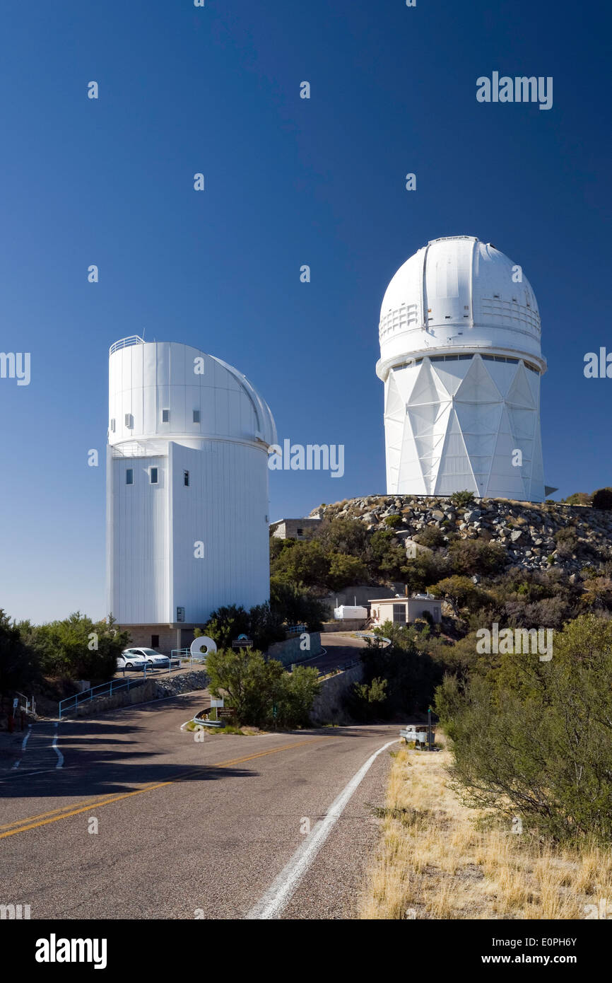 Teleskope auf Kitt Peak National Observatory, Arizona Stockfoto