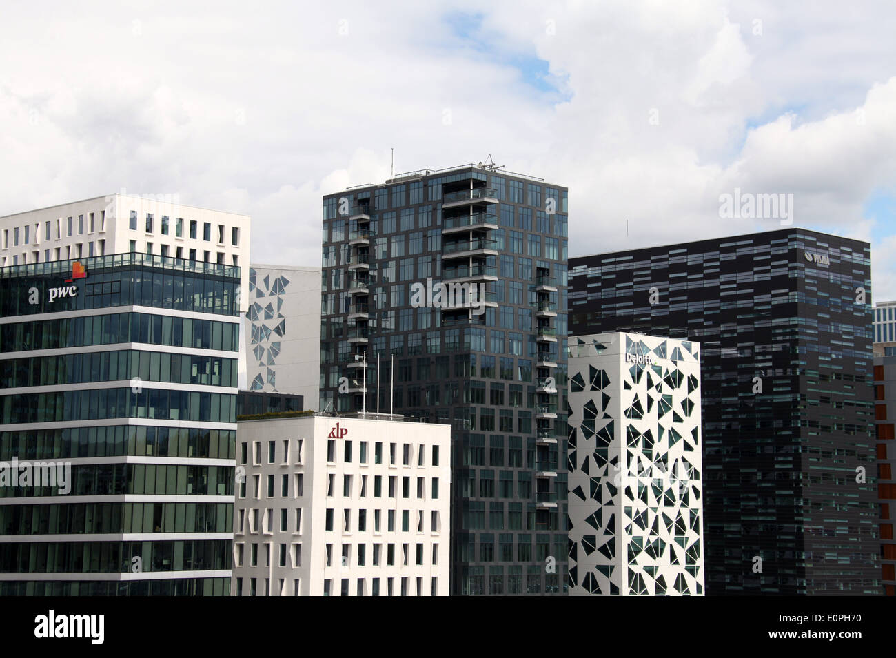 Neuer Hauptbahnhof Oslo Skyline im Stadtteil Bjorvika gegenüber dem Opernhaus Stockfoto