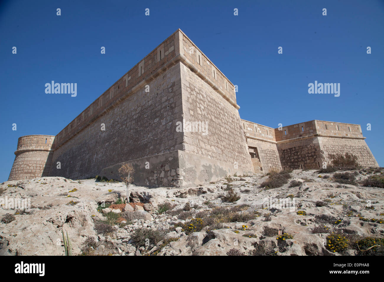 Castillo de San Felipe am Strand von Los Escullos Stockfoto